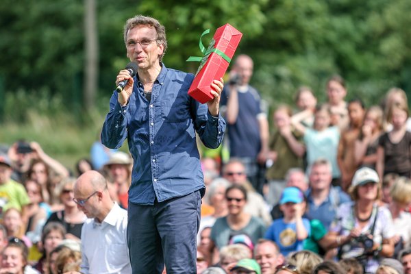 Komponist Peter Schindler erhält ein Weinpräsent aus der Pfalz