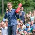 Komponist Peter Schindler erhält ein Weinpräsent aus der Pfalz